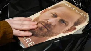 Za nami premiera autobiografii księcia Harry'ego. "Bardzo ważny dzień dla świata rodziny królewskiej"
