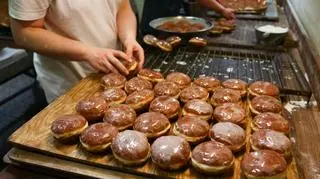 Kobieta poparzona w trakcie smażenia pączków. Trafiła do szpitala