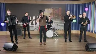 Zespół Mitra w utworze "Jeśli chcesz odejść" na scenie Dzień Dobry TVN 