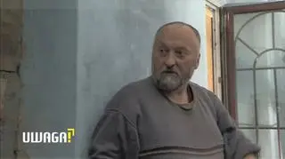Schorowany mężczyzna żyje bez prądu i z dyktą w oknach, nie może wyjść z domu. "Zaciskam zęby, ale zimę wytrzymam"