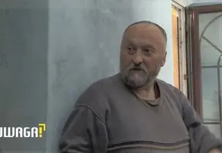 Schorowany mężczyzna żyje bez prądu i z dyktą w oknach, nie może wyjść z domu. "Zaciskam zęby, ale zimę wytrzymam"
