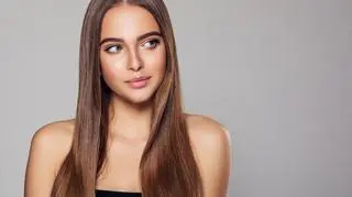 Kobieta z błyszczącymi włosami