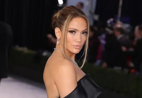 Ten manicure uwielbia Jennifer Lopez. Wiemy, jak go wykonać