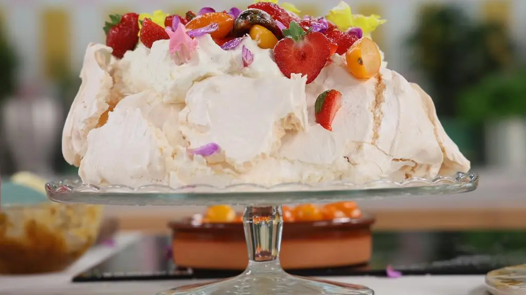 Beza Pavlova z pomidorami i truskawkami