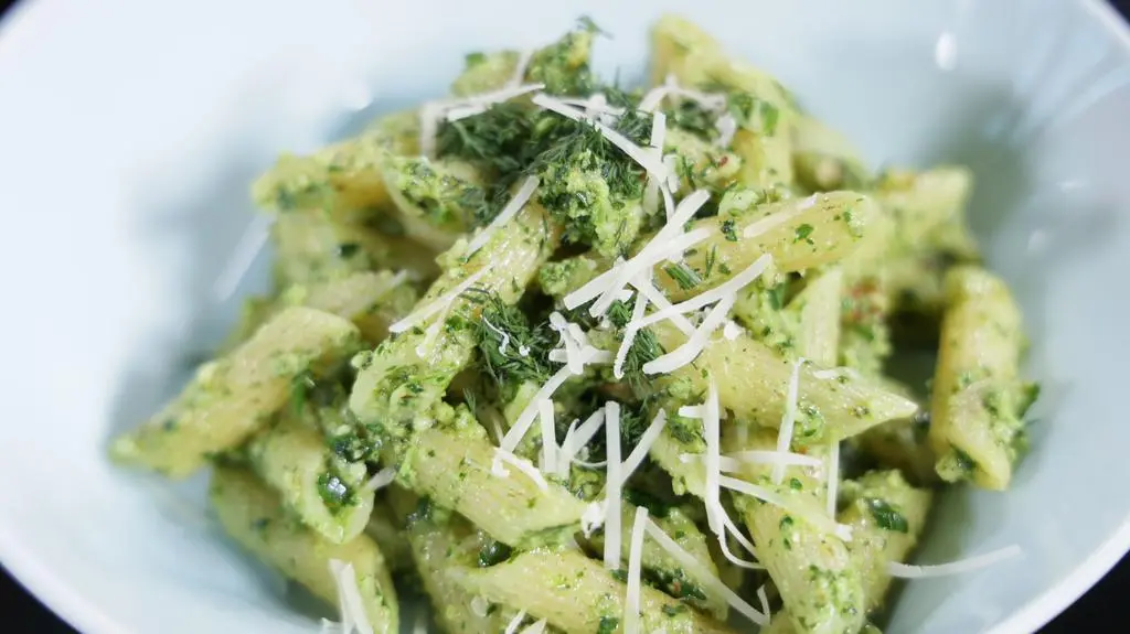 Penne z pesto z natki pietruszki