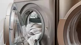 otwarta pralka z praniem