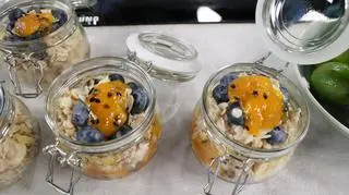 Warstwowa, kokosowa owsianka w słoiku z orzechami i konfiturą "Mango z marakują"