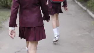 Uczennice, które idą do szkoły