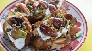 Chałka z miodem, figami i pistacjami