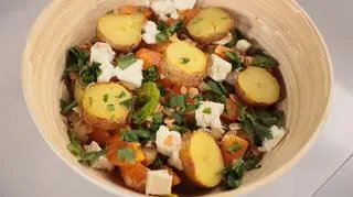 Zimowa sałatka z pieczonymi warzywami, fetą i mandarynką