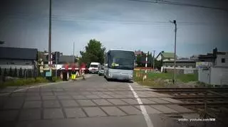 Uwaga! TVN: Autobus z dziećmi wjechał na zamknięty przejazd kolejowy