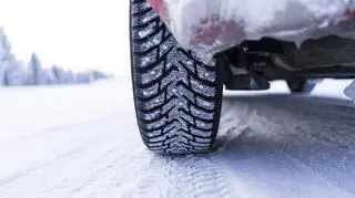 Wymiana opon na zimowe – gdzie stanowi obowiązek? Jakie są zalecenia w Polsce?