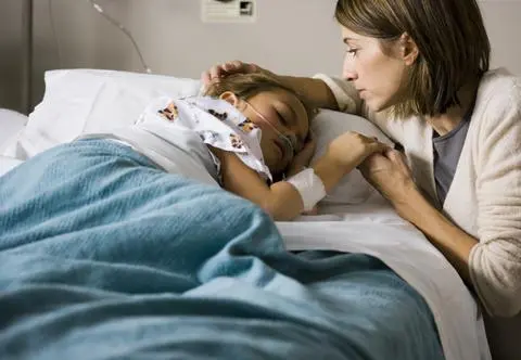 Dzieci w czasie pandemii boją się same zostawać w szpitalu. Psycholożka zdradza smutną przyczynę