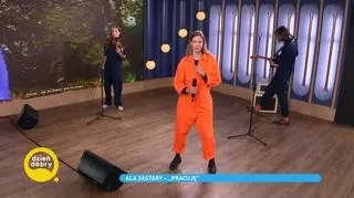 Ala Zastary w piosence “Pracuję” 