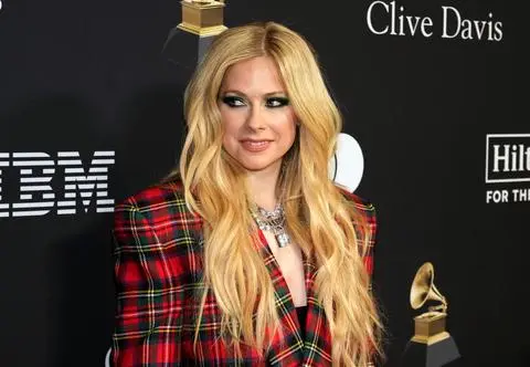 Gwiazdę zastąpiono wiele lat temu sobowtórką? Teoria spiskowa o Avril Lavigne budzi grozę