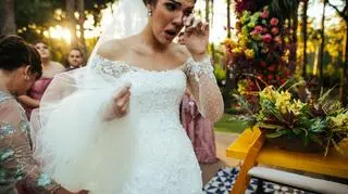 Dzień przed ślubem odkryła zdradę przyszłego męża. W czasie przysięgi odczytała SMS-y, które pisał do kochanki