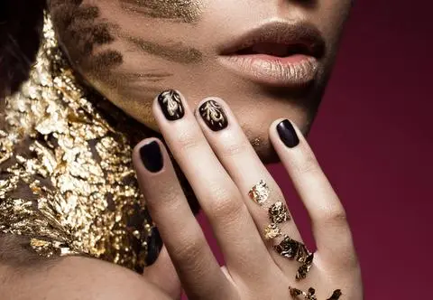 Kintsugi nails, czyli oryginalny manicure inspirowany japońską sztuką malarską. Jak go wykonać?