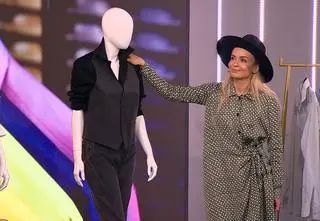 Męska koszula w damskich stylizacjach. Jak ją nosić?