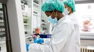 Pracownicy produkujący leki