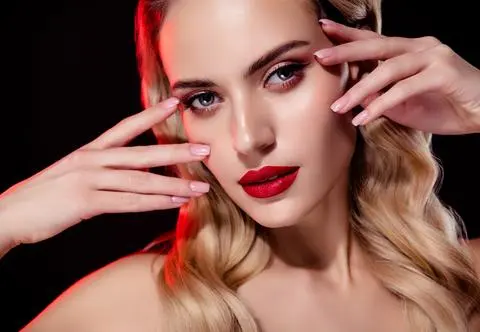 Na ten kształt paznokci decyduje się coraz więcej pań. Lipstick nails biją rekordy na TikToku 