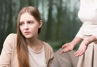 Zdradza sekrety córki jej ojcu. Psycholog: "To może mieć długofalowe konsekwencje"