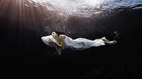 Sennik: wpaść do wody we śnie. Jak rozumieć sen o wpadaniu do wody?