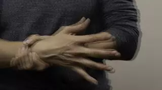 Drżenie rąk jest jednym z objawów choroby Parkinsona