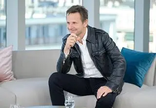 Bartłomiej Topa na zdjęciu z dziećmi: "W roli życia"
