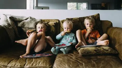 Dzieci oglądające telewizję