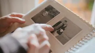 Historia życia na 25 zdjęciach. "Z roku na rok przestali się uśmiechać"