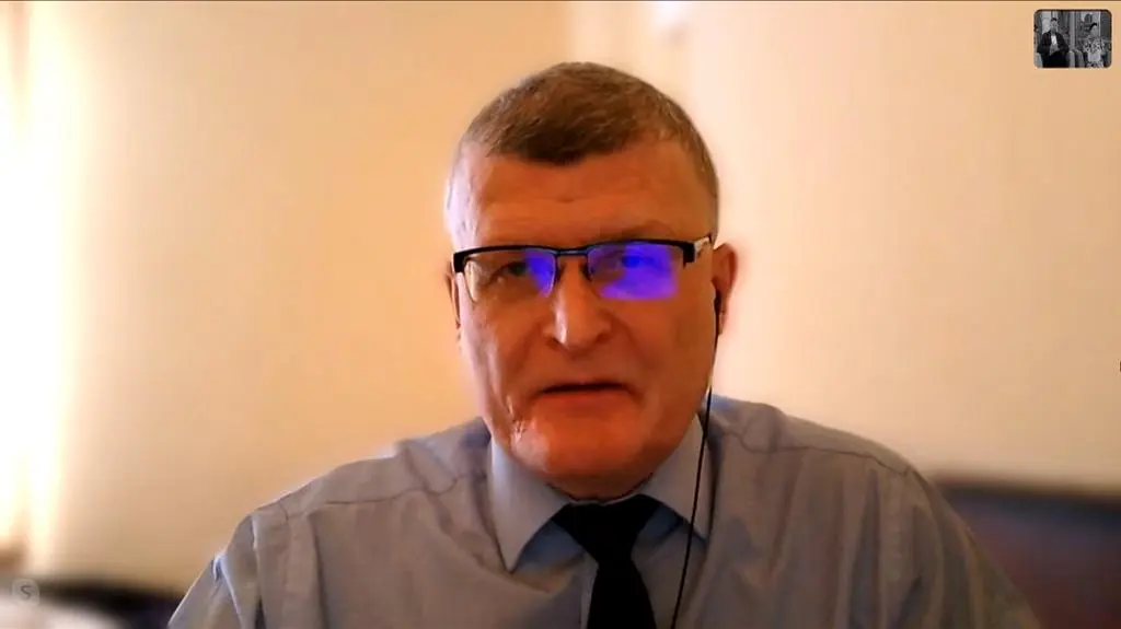 mężczyzna w okularach