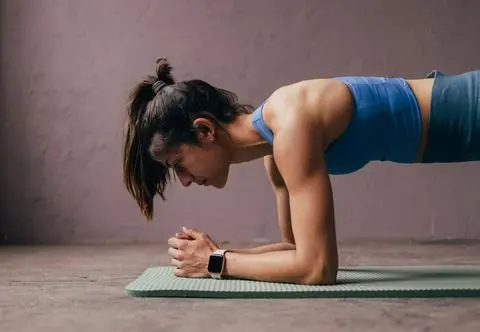 30 dni budowania pięknej sylwetki, czyli plank challenge. Na czym polega to wyzwanie?