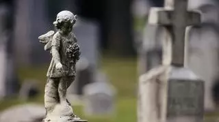 Przez wiele miesięcy kradła figurki z grobu dziecka