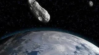 Asteroida przelatująca obok planety Ziemia. 