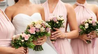 Sukienka na jesienne wesele rządzi się swoimi prawami. O czym pamiętać przy wyborze?