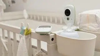 Teściowa szpiegowała syna i jego żonę. Wykorzystała do tego elektroniczną nianię   