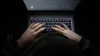 Osoba pisząca na komputerze