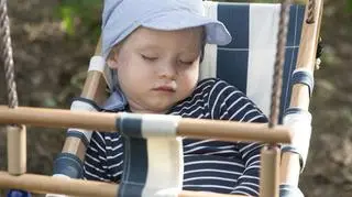 Ta metoda usypiania dziecka może być niebezpieczna