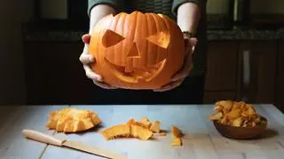 Co zrobić z dyniami po Halloween? Lepiej wyrzucić do kosza czy zostawić zwierzętom w lesie?