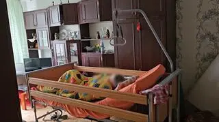 Przykuta do łóżka 84-latka i jej całkowicie nieporadny syn. "Z przerażeniem patrzyłam na zdjęcia"