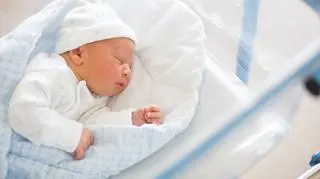 Zakonnice znalazły dziewczynkę w oknie życia. "Miała zapiętą pępowinę. Nie płakała". Co stanie się z dzieckiem?