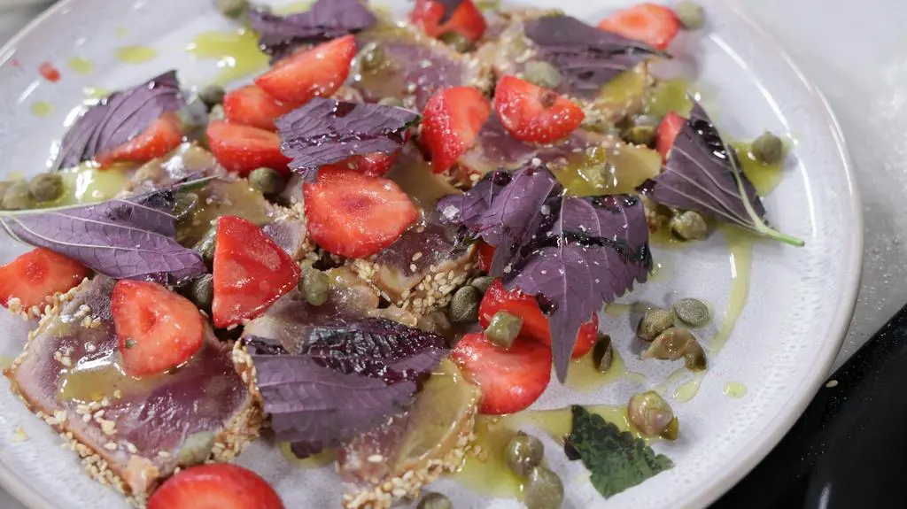 Carpaccio z tuńczyka z dressingiem limonkowym