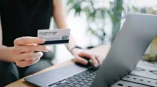 kobieta wypełnia wniosek kredytowy przy komputerze