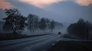 IMGW ostrzega przed gęstą mgłą. Gdzie sytuacja na drogach będzie szczególnie niebezpieczna? 