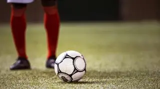 Znany piłkarz oświadczył się partnerowi na murawie stadionu