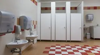 Uczennica dostała okres. Nie mogła iść sama do toalety