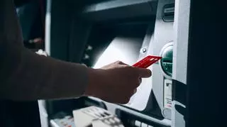 Osoba korzystająca z bankomatu