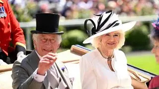 Królowa Camilla w centrum skandalu. "To był pocałunek śmierci"