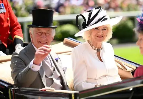 Królowa Camilla w centrum skandalu. "To był pocałunek śmierci"