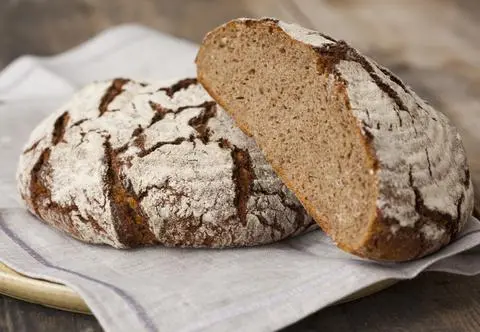 Chipsy chlebowe, pudding i włoska zupa. Jak wykorzystać czerstwe pieczywo?